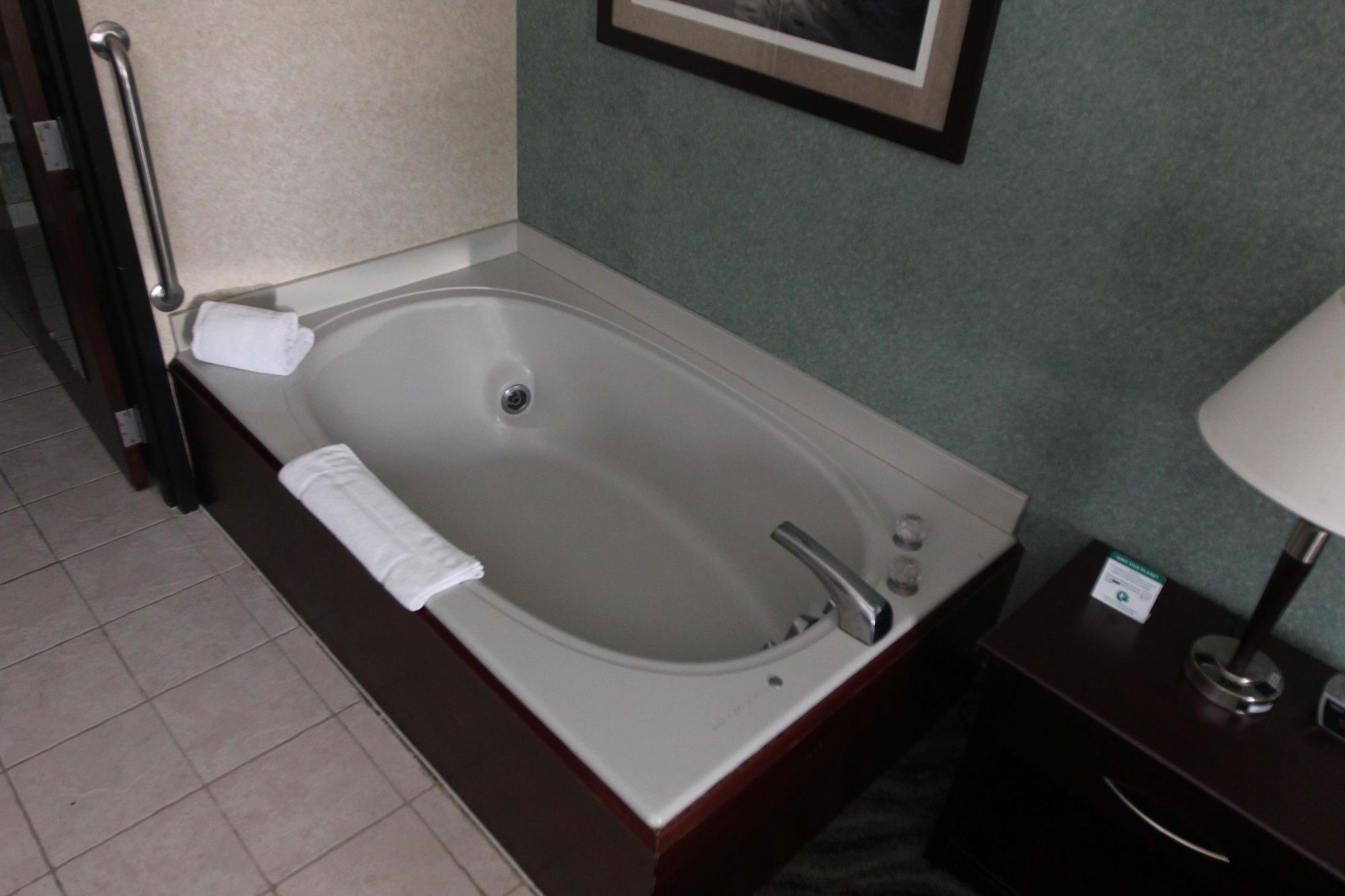 Days Inn & Suites By Wyndham Rochester Hills Mi Exterior foto