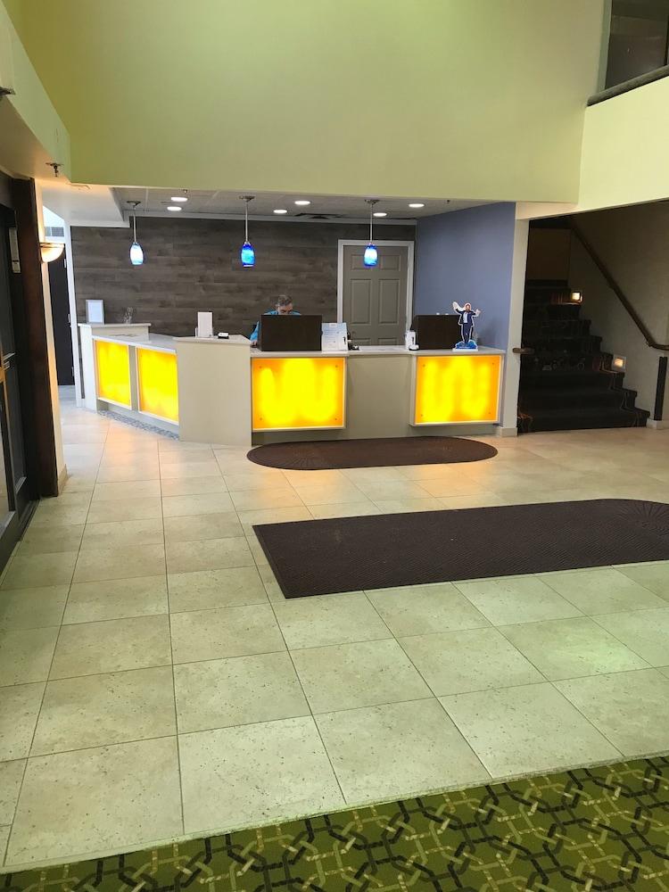 Days Inn & Suites By Wyndham Rochester Hills Mi Exterior foto