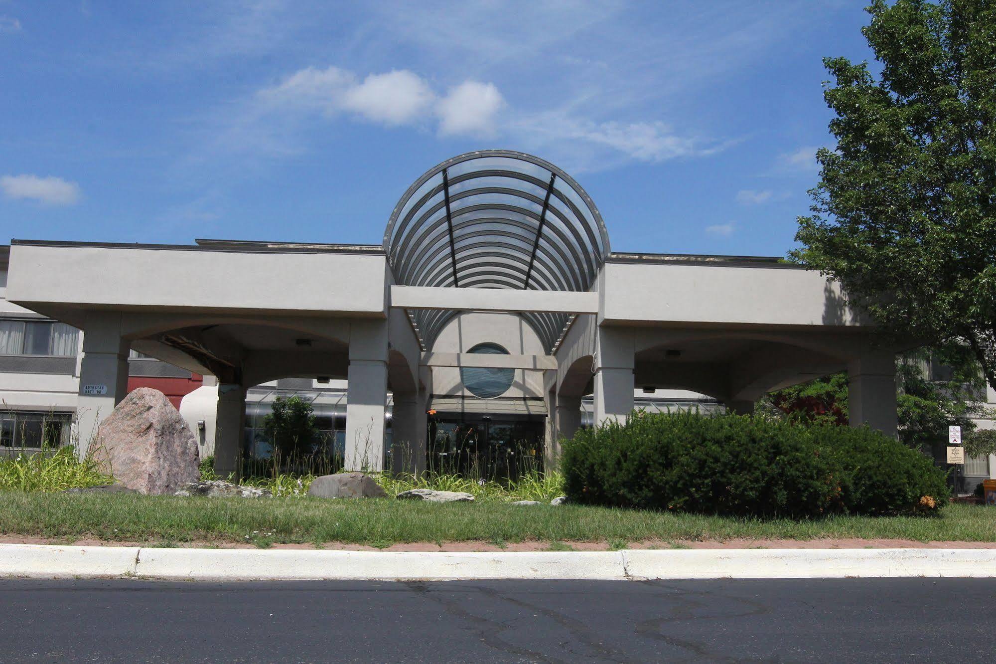 Days Inn & Suites By Wyndham Rochester Hills Mi Exterior foto
